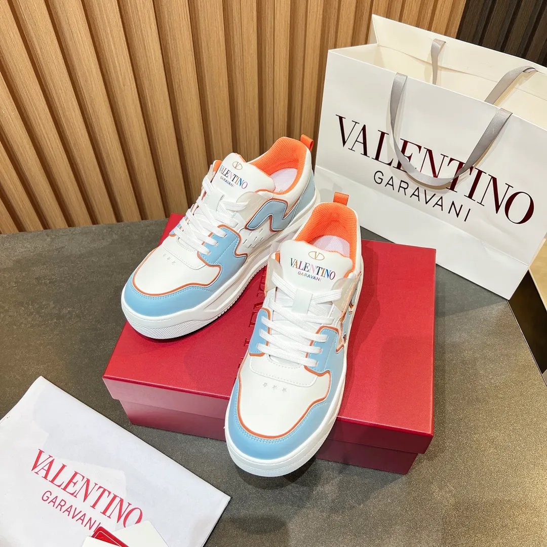 👟👟Ex-factory price 660👟👟 𝑽𝒂𝒍𝒆𝒏𝒕𝒊𝒏𝒐Valentino 𝑶𝒏𝒆𝑺𝒕𝒖𝒅 Couple casual sports shoes series Valentino 2024 new couple sports shoes are on sale. The original ZP was purchased and dismantled. Repeated pattern making and modification. I tried my best to restore it one to one! Top luxury masterpiece Signature five-pointed star design Soft and comfortable genuine leather with contrasting colors brings excellent and elegant texture and excellent on-foot comfort Top purchasing version upper: imported calfskin surface/original oil edge craftsmanship Outsole: original development 𝐓𝐏𝐔 two-color combination outsole Packaging: original configuration complete package Code number: 34-𝟒𝟓